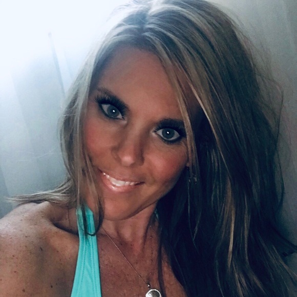 Meet your Posher, Amanda - Picture 2 of 3